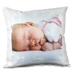Kissen „Soft-Touch“ mit individuellem Fotodruck eines schlafenden Babys auf weißem Hintergrund.