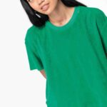 Umweltfreundliches Damen-T-Shirt aus Frottee in leuchtendem Grün, getragen von einem Model mit schwarzem Haar
