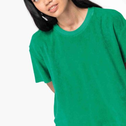 Umweltfreundliches Damen-T-Shirt aus Frottee in leuchtendem Grün, getragen von einem Model mit schwarzem Haar