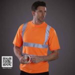 Hi-Vis Kurzarm-T-Shirt in leuchtendem Orange mit reflektierenden Streifen, getragen von einem Mann in Arbeitsumgebung.