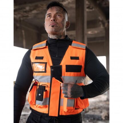 Mann trägt Tactical Safety Vest „BONN“ in Signalorange mit reflektierenden Streifen und mehreren Taschen